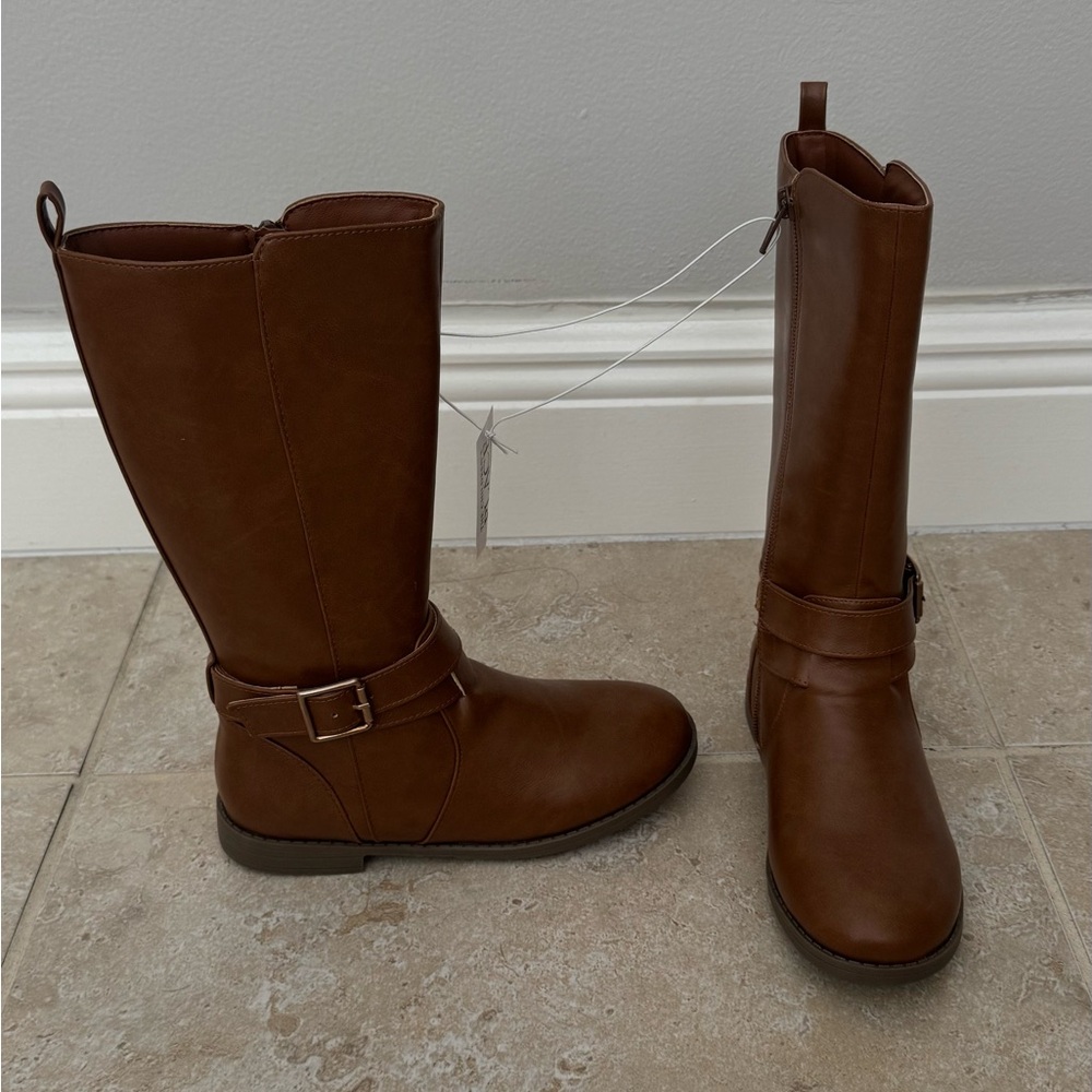 Girl boots with tag.